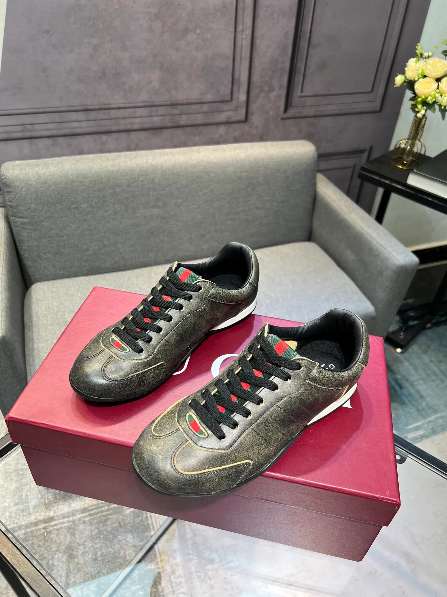 Men's shoes 💰580 Gucci Gucci small dirty shoes full series upgrade, long-term production GG Gucci series old casual small dirty shoes catwalk style ZP developed pure original version... metal double G crystal cylindrical mark... Gucc original pattern webbing... upper color rubbed cowhide matte stitching classic double G cloth, code number: 35-44 (female 41, male 45. Customization is not returnable) Fabric: original custom cowhide Inner: original custom cowhide Feet: original cowhide injection molding. Outsole: original open molding sole. Packaging: original full set of packaging. Color: official website updated simultaneously.